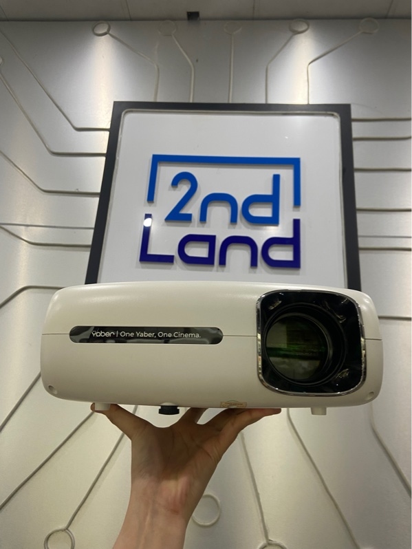 Máy chiếu Yaber V7 Pro - Màu trắng - Ngoại hình: 97% - Trầy ố, mất 1 ren gắn vít, remote mất nắp trước, loa rè nhẹ - Kèm dây nguồn, remote, giá treo trần