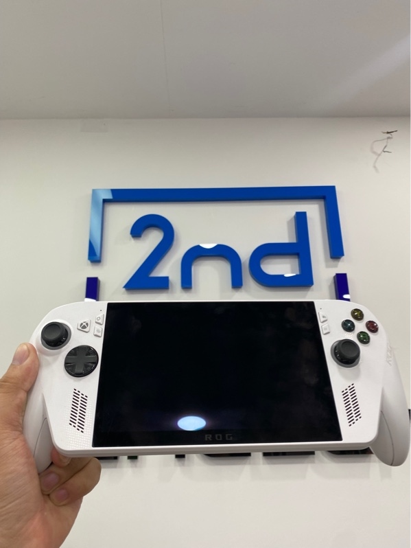 Máy chơi game Asus Rog Xbox Ally RC73YA - AMD Ryzen Z2 A - 16/512GB - Pin: 76% - Màu trắng - Ngoại hình: 97% - màn ám hồng nhẹ - Kèm sạc