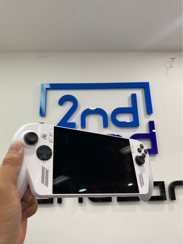 Máy chơi game Asus Rog Xbox Ally RC73YA - AMD Ryzen Z2 A - 16/512GB - Pin: 76% - Màu trắng - Ngoại hình: 97% - màn ám hồng nhẹ - Kèm sạc