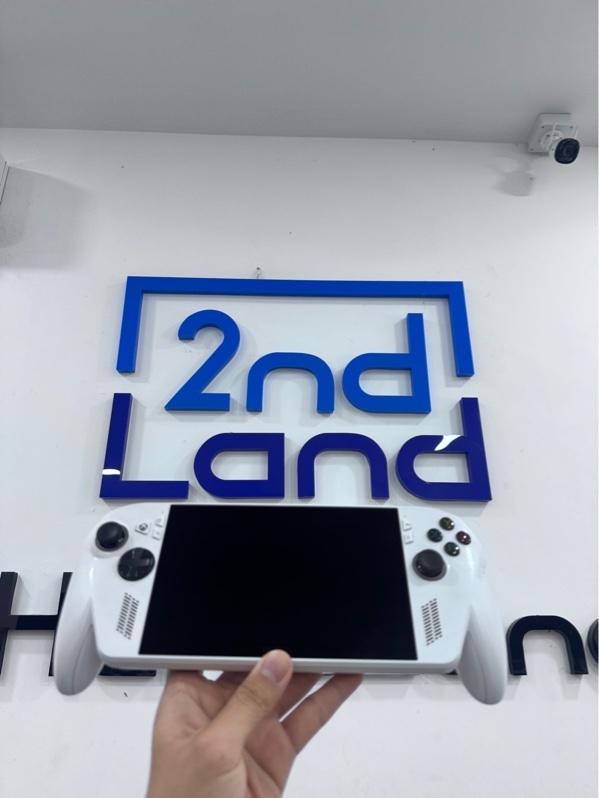 Máy chơi game cầm tay Asus ROG Xbox Ally RC73YA - AMD Ryzen Z2A - 16/512GB ssd - Màu trắng - Pin 90% - Ngoại hình 97% - Màn ám vàng , máy ố nhẹ , trigger RT bị sượng , sức khoẻ ổ 94% - Kèm box , sạc - còn BH đến 27/11/2027-