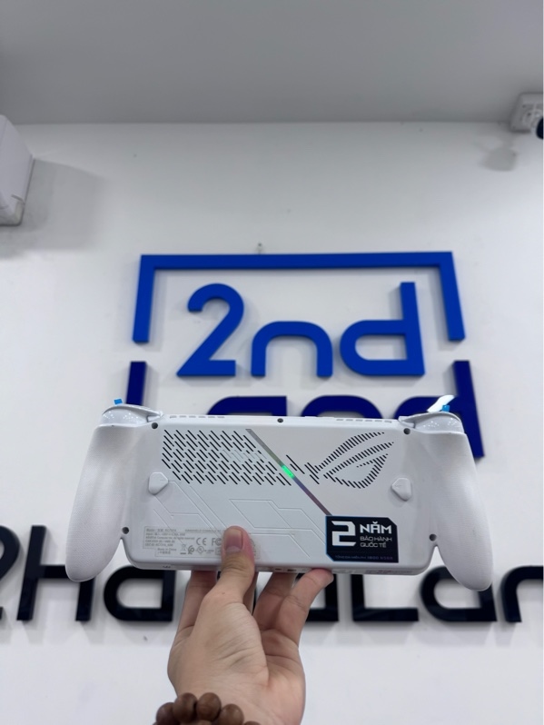 Máy chơi game cầm tay Asus ROG Xbox Ally RC73YA - AMD Ryzen Z2A - 16/512GB ssd - Màu trắng - Pin 90% - Ngoại hình 97% - Màn ám vàng , máy ố nhẹ , trigger RT bị sượng , sức khoẻ ổ 94% - Kèm box , sạc - còn BH đến 27/11/2027-