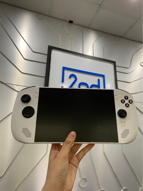Máy chơi game cầm tay Lenovo Legion Go S 8ARP1 - AMD Ryzen Z2 Go - Ram 16/512GB - Pin 100% - Màu trắng - Ngoại hình: 97% - Kèm sạc