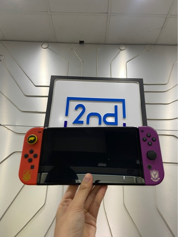Máy chơi game cầm tay Nintendo Switch OLED - Màu đen - Ngoại hình: 97% - Hơi xước - Kèm sạc, dock, túi vải, cặp dây đeo joy-con màu trắng