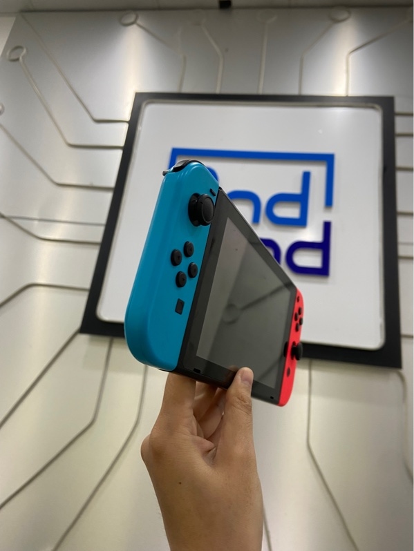 Máy chơi game cầm tay Nintendo Switch V1 - Màu đen - Ngoại hình: 97% - Màn ám hồng - Kèm sạc