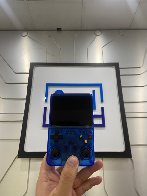 Máy chơi game cầm tay R36S - Màu xanh - Ngoại hình: 98% - Kèm Box + thẻ 64gb