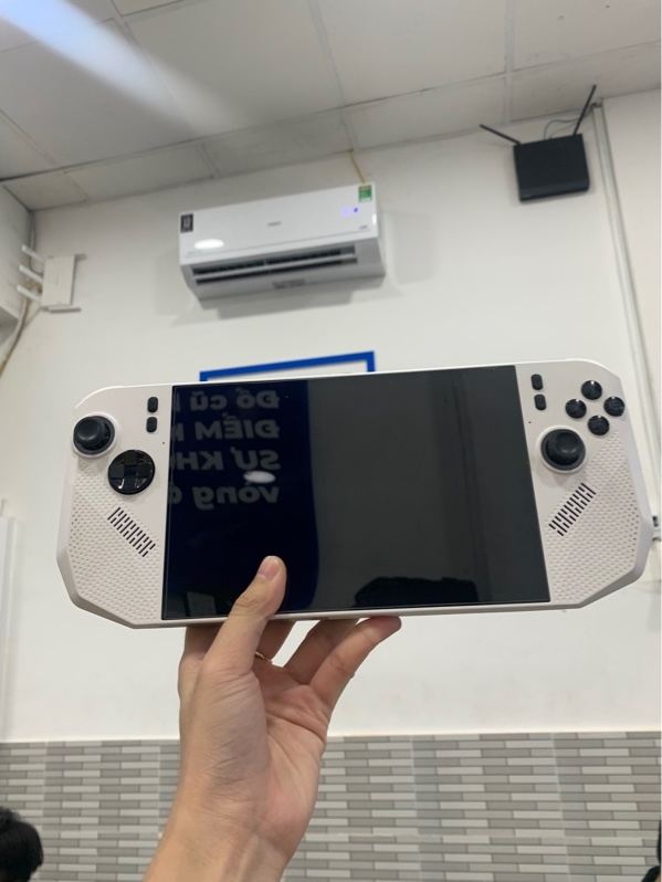 Máy chơi game MSI Claw A8 BZ2EM - Ryzen Z2 extreme - Ram 16/1TB - Màu trắng - Ngoại hình: 97% - Fullbox, kèm túi đựng