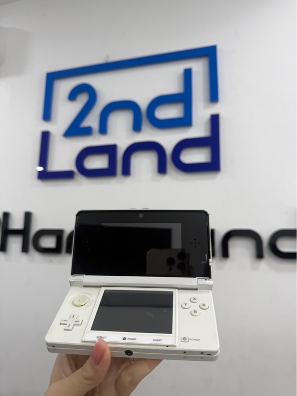 Máy chơi game Nintendo 3DS - Đã hack - Màu trắng - Ngoại hình 97% - Màn trên dưới ám vàng nặng , có sẵn game - Kèm 1 bút , 1 sạc LK , thẻ 64GB