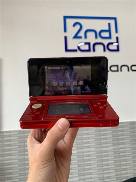 Máy chơi game Nintendo 3DS - Màu đỏ - Ngoại hình: 98% - Màn ám vàng - Kèm sạc + thẻ Super mario bros 1