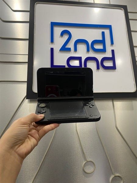 Máy chơi game Nintendo 3DS XL - Không Hack - Màu xanh dương - Ngoại hình: 97% - Màn ám vàng, 1 chấm phản quang - Body - Kèm sạc + Thẻ nhớ 16GB + Băng game Sonic All Stars Racing 1