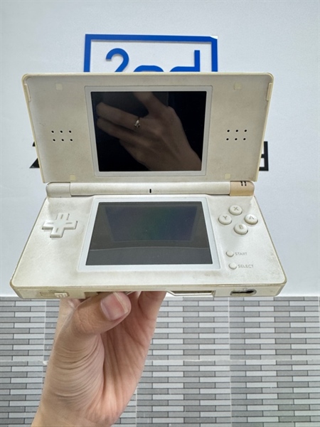 Máy chơi game Nintendo DS Lite - Màu trắng - Ngoại hình 97% - Màn ám vàng - Body, kèm sạc - ( SP KHÔNG BẢO HÀNH )