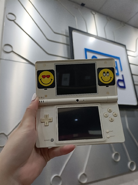 Máy chơi Game Nintendo DS - Màu Trắng - Ngoại hình xấu - Kèm thẻ Pokemon (Thiếu sạc)