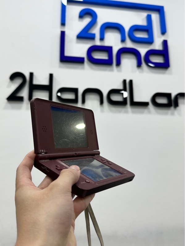 Máy chơi game Nintendo DSI XL UTL-001 - Đã hack - Màu đỏ mận - Ngoại hình 97% - Trầy cấn, màn ám - Kèm bút + Kèm thẻ 32GB