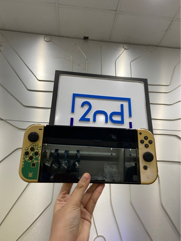 Máy chơi game Nintendo Oled - Chưa hack - Màu vàng đen - Ngoại hình: 97% - Kèm box, dock xuất hình, nguồn,grip lớn