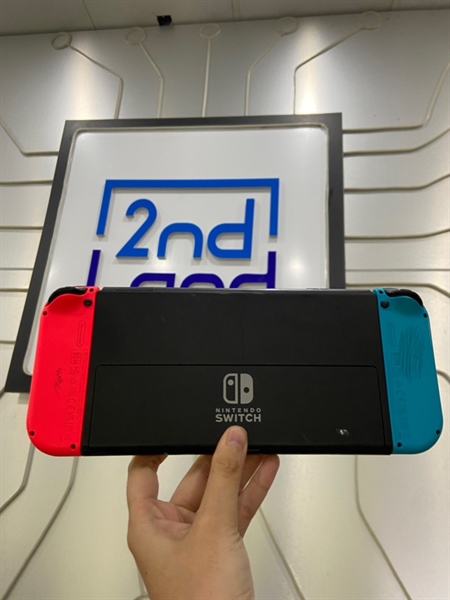 Máy chơi game Nintendo Oled - Màu đen - Ngoại hình: 97% - Controller trái dính mực + trầy 1 vệt + lưng trầy - Kèm sạc 1