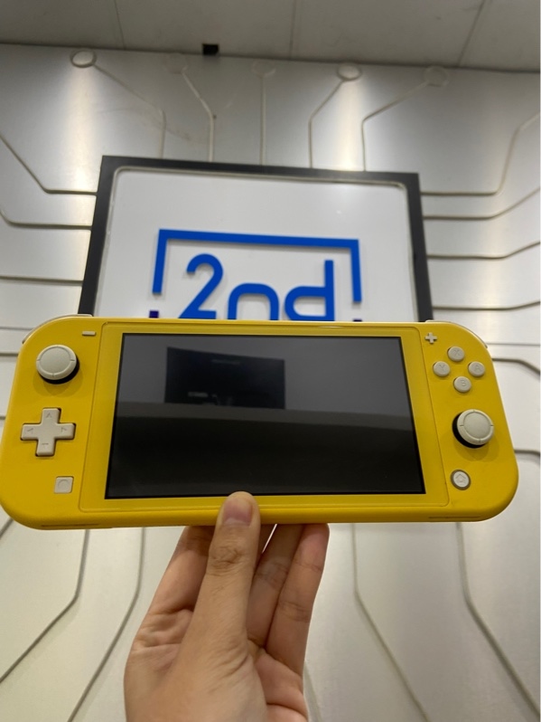 Máy Chơi Game Nintendo Switch Lite - 32GB - Màu Vàng - Ngoại hình: 97% - Xước thân - Kèm thẻ 64Gb + sạc
