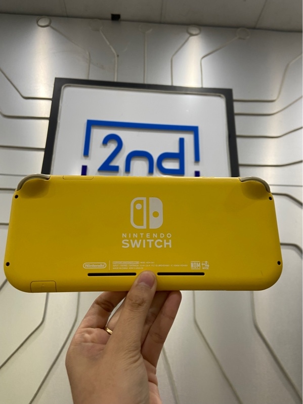 Máy Chơi Game Nintendo Switch Lite - 32GB - Màu Vàng - Ngoại hình: 97% - Xước thân - Kèm thẻ 64Gb + sạc