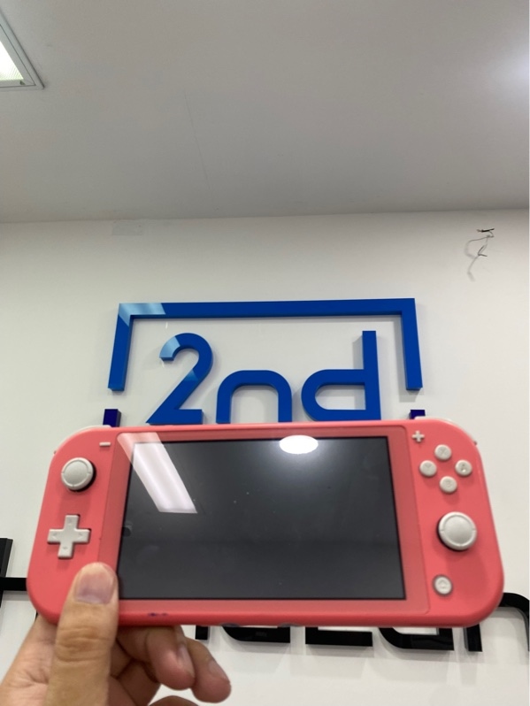 Máy chơi game Nintendo Switch Lite - Đã hack thẻ 128GB - Màu hồng - Ngoại hình: 97% - Màn ám vàng viền, ám hồng trong - Kèm sạc