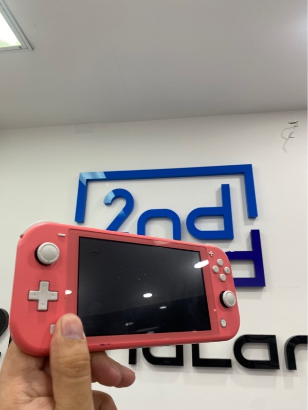 Máy chơi game Nintendo Switch Lite - Đã hack thẻ 128GB - Màu hồng - Ngoại hình: 97% - Màn ám vàng viền, ám hồng trong - Kèm sạc