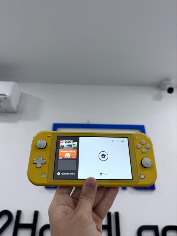Máy chơi game Nintendo switch lite - Đã hack thẻ 128GB - Màu vàng - Pin 77% - Ngoại hình 98% - Ố nhẹ nút bấm, màn bụi trong, vàng viền - Kèm túi đựng, sạc