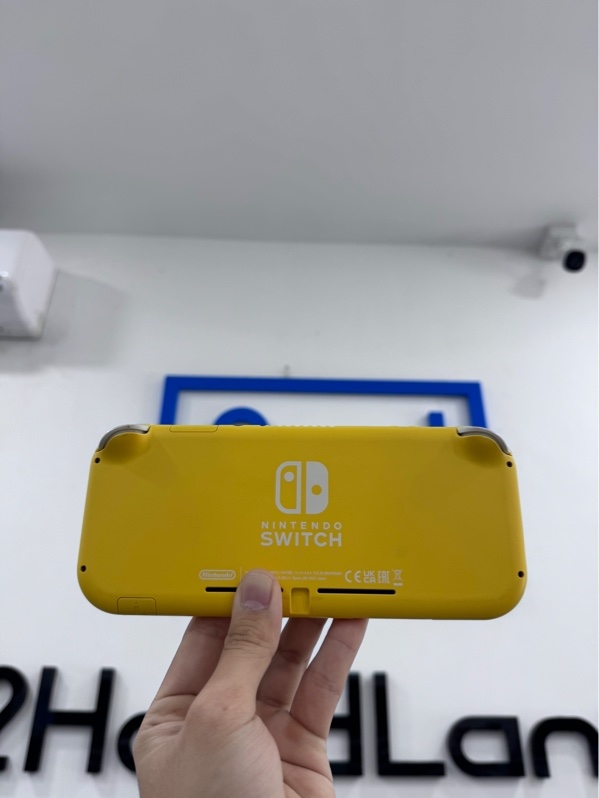Máy chơi game Nintendo switch lite - Đã hack thẻ 128GB - Màu vàng - Pin 77% - Ngoại hình 98% - Ố nhẹ nút bấm, màn bụi trong, vàng viền - Kèm túi đựng, sạc