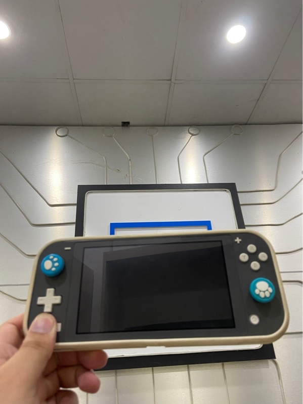 Máy chơi game Nintendo Switch Lite - Đã hack thẻ 256 - Màu đen - Ngoại hình: 97% - Màn ám hồng, xước, bể sườn - Kèm túi vải + sạc