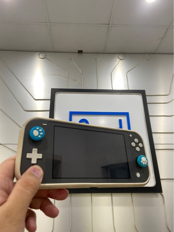 Máy chơi game Nintendo Switch Lite - Đã hack thẻ 256 - Màu đen - Ngoại hình: 97% - Màn ám hồng, xước, bể sườn - Kèm túi vải + sạc