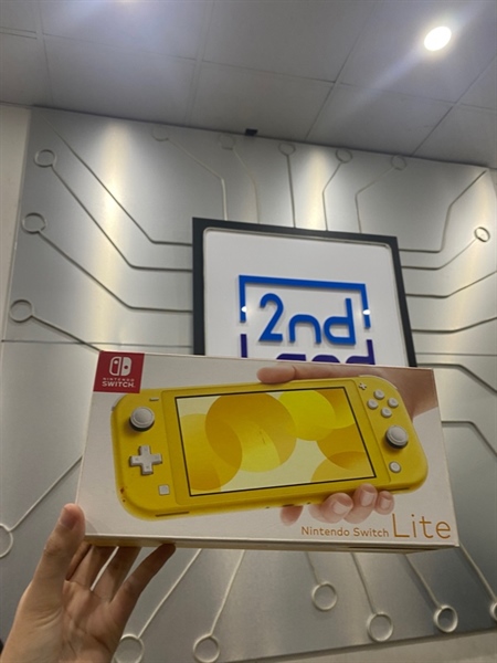 Máy chơi game Nintendo Switch Lite - Màu vàng - Ngoại hình: 98% - Box - Kèm hộp đựng - kèm sạc