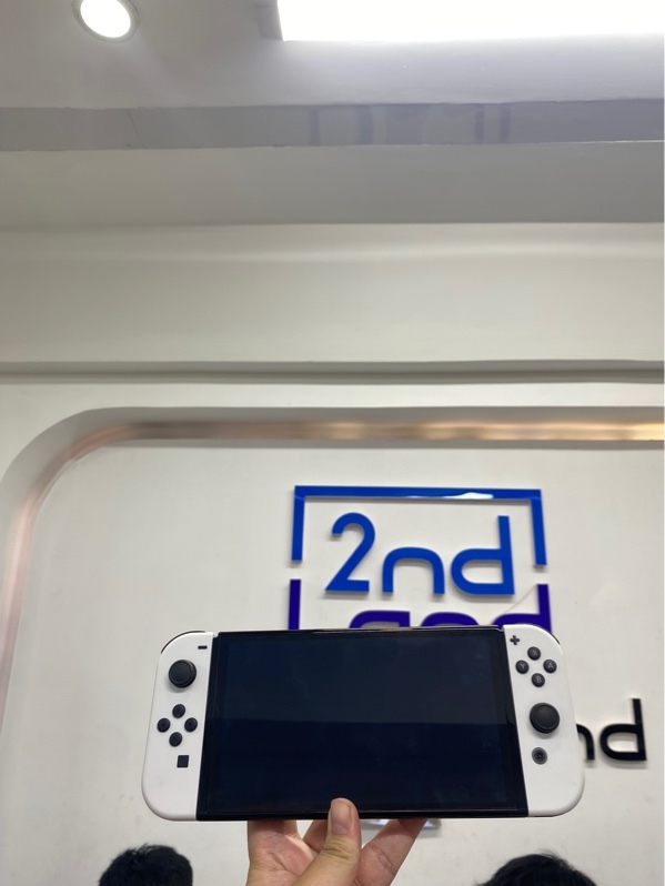 Máy chơi game Nintendo Switch Oled - Chưa hack - Firmware 22.5.0 - 64GB - Màu đen trắng - Ngoại hình 98% - Kèm sạc, box, hdmi, dock xuất hình