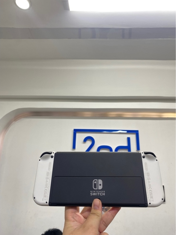 Máy chơi game Nintendo Switch Oled - Chưa hack - Firmware 22.5.0 - 64GB - Màu đen trắng - Ngoại hình 98% - Kèm sạc, box, hdmi, dock xuất hình