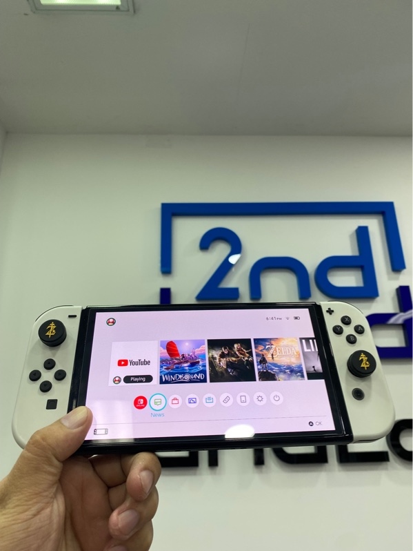 Máy chơi game Nintendo Switch Oled - Chưa hack - Màu đen - Ngoại hình: 97% - Ố tay vầm, trầy nhẹ, đã dán cường lực, thiếu hud sạc - Kèm túi - Sạc - Strap - Drip - Hdmi