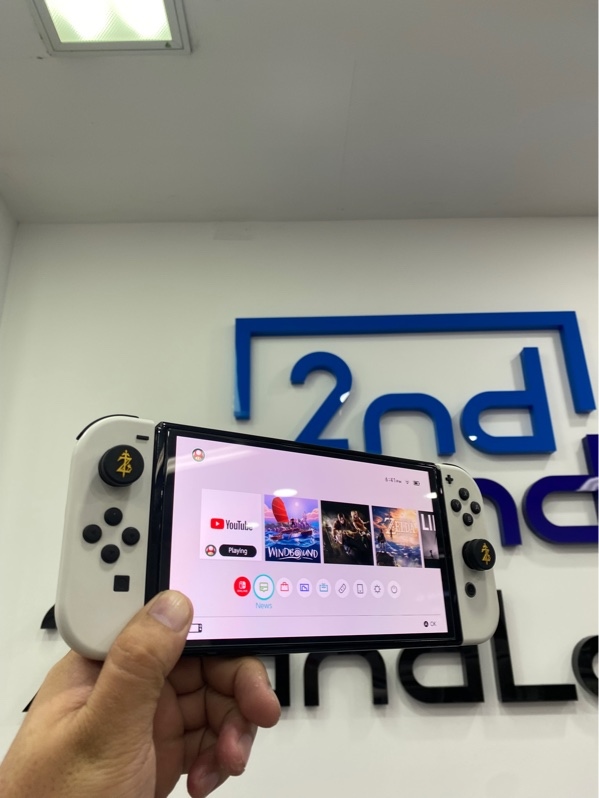 Máy chơi game Nintendo Switch Oled - Chưa hack - Màu đen - Ngoại hình: 97% - Ố tay vầm, trầy nhẹ, đã dán cường lực, thiếu hud sạc - Kèm túi - Sạc - Strap - Drip - Hdmi