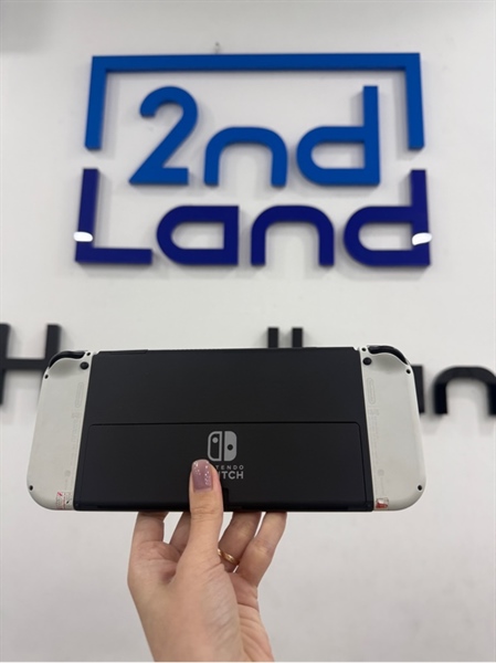 Máy chơi game Nintendo Switch Oled - Chưa hack - Màu trắng đen - Ngoại hình 98% - Kèm thẻ 64GB , 2 bộ joycons , 2 dây straps , 1 dock xuất hình mất nắp , 1 sạc 1