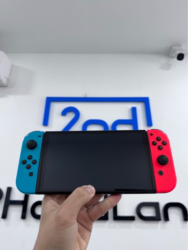 Máy chơi game Nintendo Switch oled - Đã hack - Màu đen - Ngoại hình 97,5% - Mặt sau trầy xước nhẹ - Kèm 2 strap, 1 dock xuất hình, 1 sạc, 1 tay ghép xước nhẹ, 1 thẻ nhớ microSD 256Gb, 1 túi đựng
