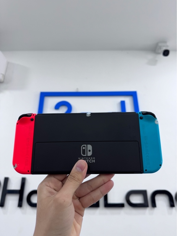 Máy chơi game Nintendo Switch oled - Đã hack - Màu đen - Ngoại hình 97,5% - Mặt sau trầy xước nhẹ - Kèm 2 strap, 1 dock xuất hình, 1 sạc, 1 tay ghép xước nhẹ, 1 thẻ nhớ microSD 256Gb, 1 túi đựng