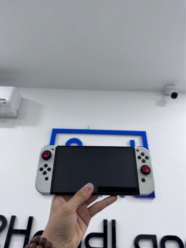 Máy chơi game Nintendo Switch Oled - Đã hack - Màu đen - Ngoại hình 97% - Dán decal, 2 joycon ngả màu nhẹ - Kèm 1 túi đựng, 1 dock xuất hình, 1 sạc, 1 grip, 2 strap, thẻ 512Gb