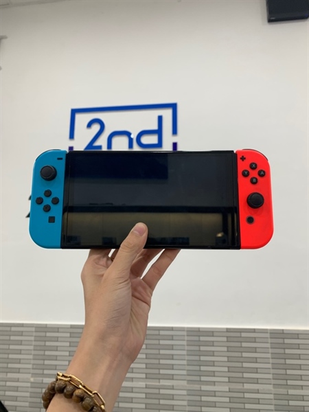Máy chơi game Nintendo Switch Oled - Đã hack - Màu neon - Ngoại hình: 97% - Màn trầy - Body, kèm grip lớn + nhỏ - Kèm sạc