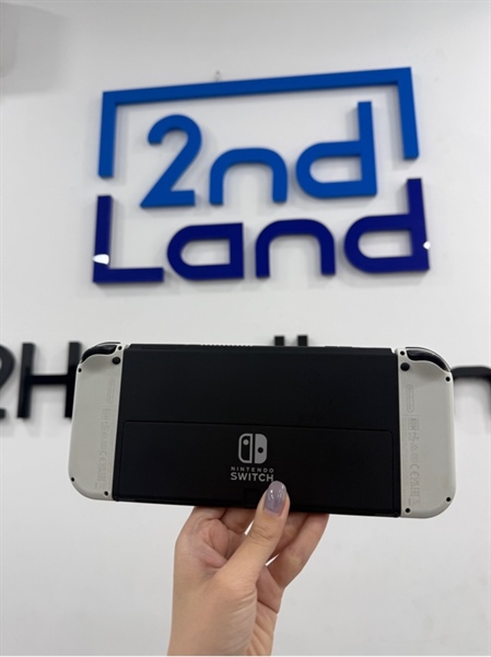 Máy chơi game Nintendo Switch Oled - Đã hack - Màu trắng - Ngoại hình 98% - 2 joycons ố nhẹ , joycons bên trái mất nắp cao su - Kèm thẻ nhớ 256GB , sạc 2