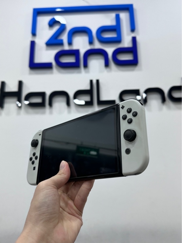 Máy chơi game Nintendo Switch Oled - Đã hack qua thẻ nhớ - Màu đen trắng - Ngoại hình 98% - Fullbox + Thẻ nhớ 256GB hack + Grip Nintendo Switch + Nắp tản nhiệt cho đế Nintendo Switch