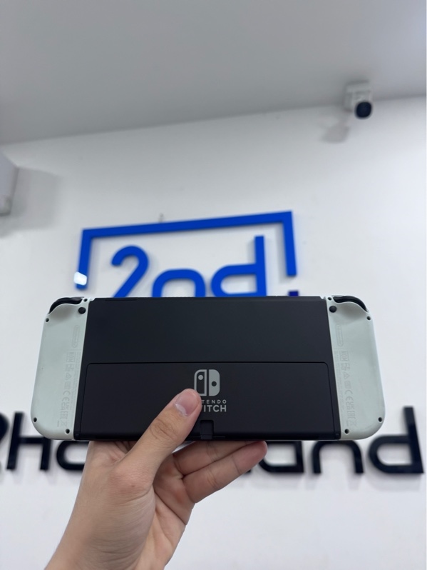 Máy chơi game Nintendo switch oled - Đã hack shop TN - Màu trắng - Ngoại hình 97% - thiếu 1 straps, không tinfoil - Kèm 1 túi đựng, thẻ 512GB