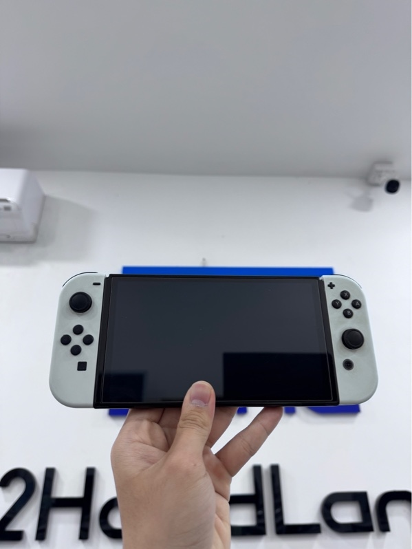 Máy chơi game Nintendo Switch Oled - Đã hack thẻ 256Gb - Màu đen trắng - Ngoại hình 97% - Hết host, joycon ố vàng, lưng máy xước nhẹ - Kèm sạc,Grip