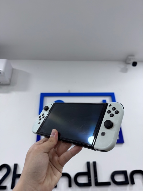 Máy chơi game Nintendo Switch Oled - Đã hack thẻ 256Gb - Màu đen trắng - Ngoại hình 97% - Hết host, joycon ố vàng, lưng máy xước nhẹ - Kèm sạc,Grip