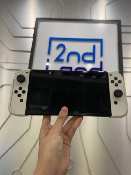 Máy chơi game Nintendo Switch Oled - Màu trắng - Ngoại hình: 98% - Kèm 2 strap, túi chống sốc, neogrip skull&co