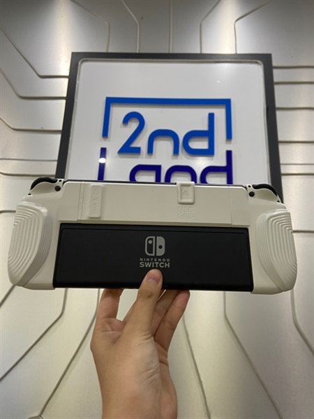 Máy chơi game Nintendo Switch Oled - Màu trắng - Ngoại hình: 98% - Kèm 2 strap, túi chống sốc, neogrip skull&co 1