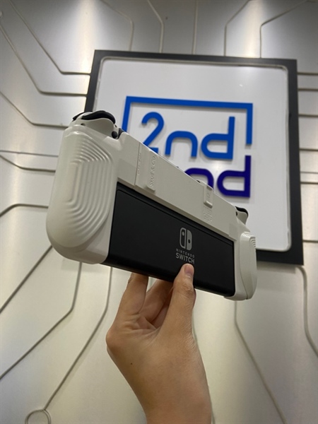 Máy chơi game Nintendo Switch Oled - Màu trắng - Ngoại hình: 98% - Kèm 2 strap, túi chống sốc, neogrip skull&co 2