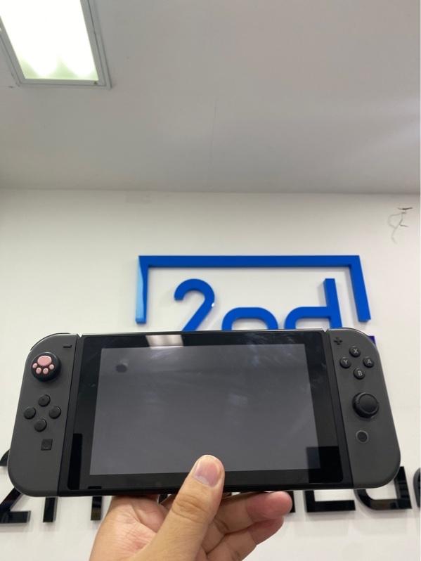 Máy chơi game Nintendo Switch V1 - Chưa Hack - Màu đen - Ngoại hình: 97% - Màn ám vàng, cấn trầy viền, màn cấn trầy nhiều - Kèm thẻ 512GB - Nguồn - Dock chuyển - Túi