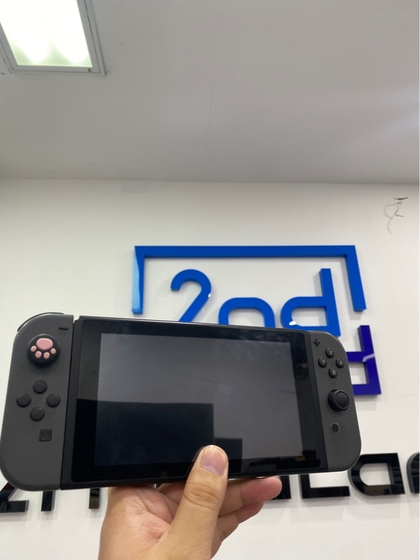 Máy chơi game Nintendo Switch V1 - Chưa Hack - Màu đen - Ngoại hình: 97% - Màn ám vàng, cấn trầy viền, màn cấn trầy nhiều - Kèm thẻ 512GB - Nguồn - Dock chuyển - Túi