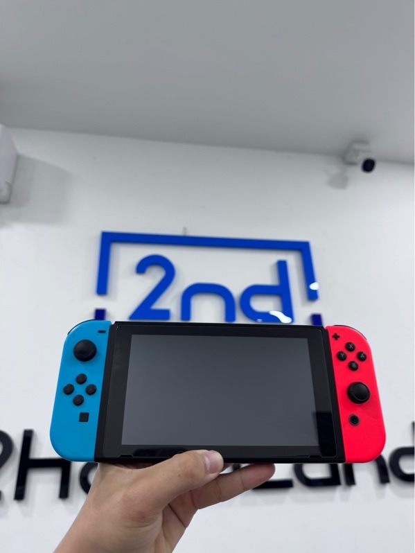 Máy chơi game Nintendo Switch V1 - Đã hack - Ngoại hình 97,5% - Hai joycon trầy xước - Kèm 2 strap, 1 dock sạc xuất hình, 1 sạc, 1 tay ghép dán decal, 1 thẻ nhớ microSD 128Gb