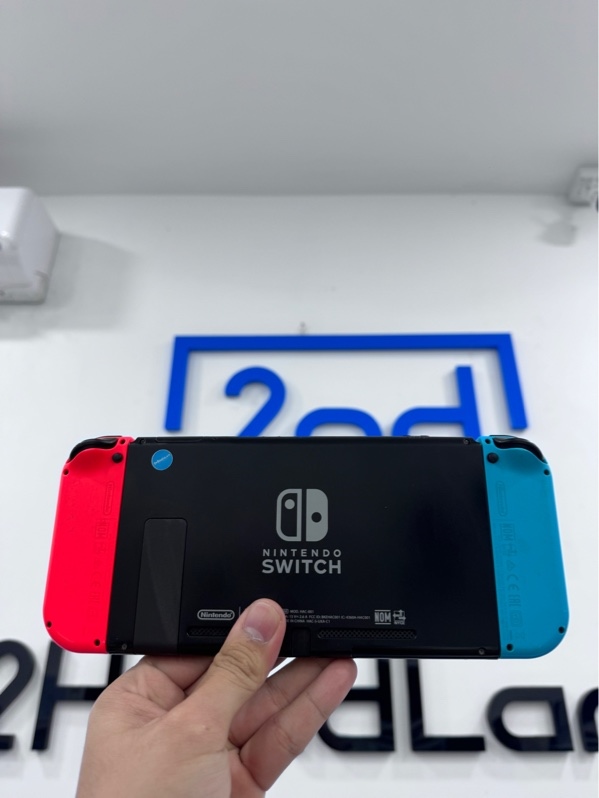 Máy chơi game Nintendo Switch V1 - Đã hack - Ngoại hình 97,5% - Hai joycon trầy xước - Kèm 2 strap, 1 dock sạc xuất hình, 1 sạc, 1 tay ghép dán decal, 1 thẻ nhớ microSD 128Gb
