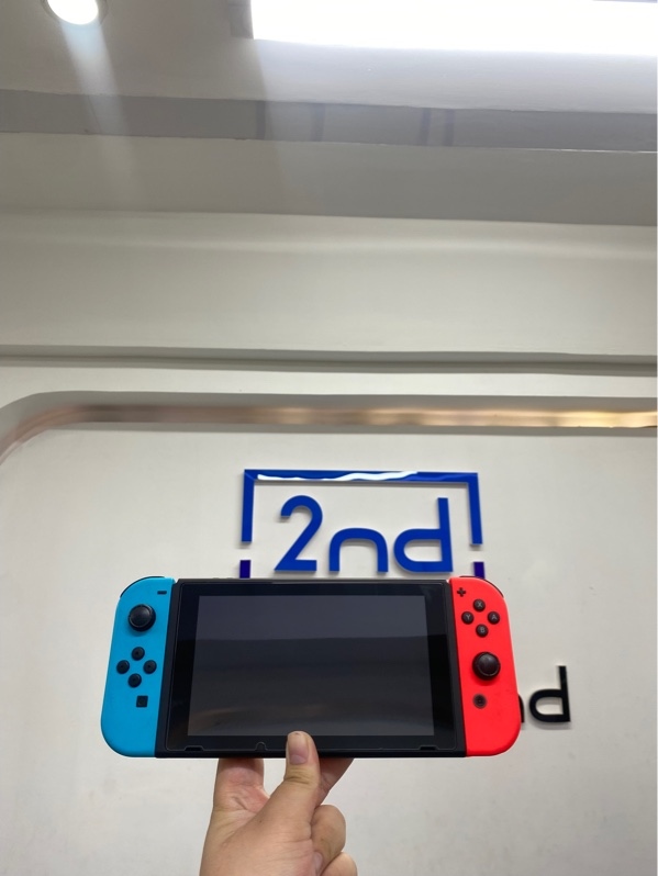 Máy chơi game Nintendo Switch V2 - Chưa hack - Màu đen - Ngoại hình 97.5% - Kèm sạc, dock xuất hình