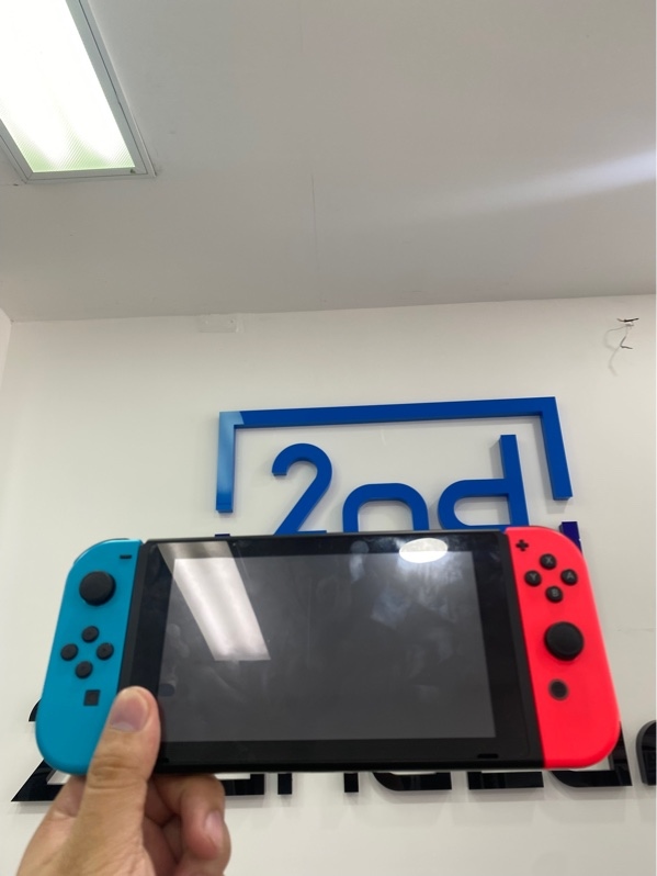 Máy chơi game Nintendo Switch V2 - Đã hack thẻ 256GB - Màu đen - Ngoại hình: 97% - Màn ám hồng, màn trầy 1 đường - Kèm phụ kiện